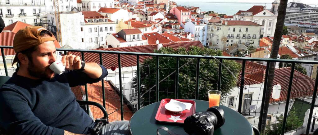 Alt: Sichtweise von einem Miradouro, perfekt für eine Pause während eines Roadtrips in Van.