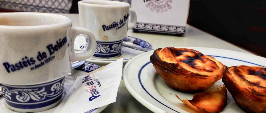 ALT: Sortiment von Pastéis de Nata diente in Lissabon, einem Muss einen Gourmet eines Wochenendes in einem montierten Van.