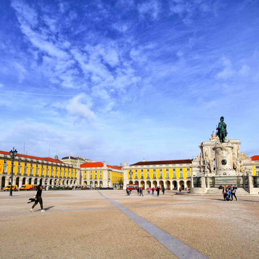 ALT: Blick auf die Praça -Komedio in Lissabon mit dem Tagus, ein Muss eines Stadtrates.