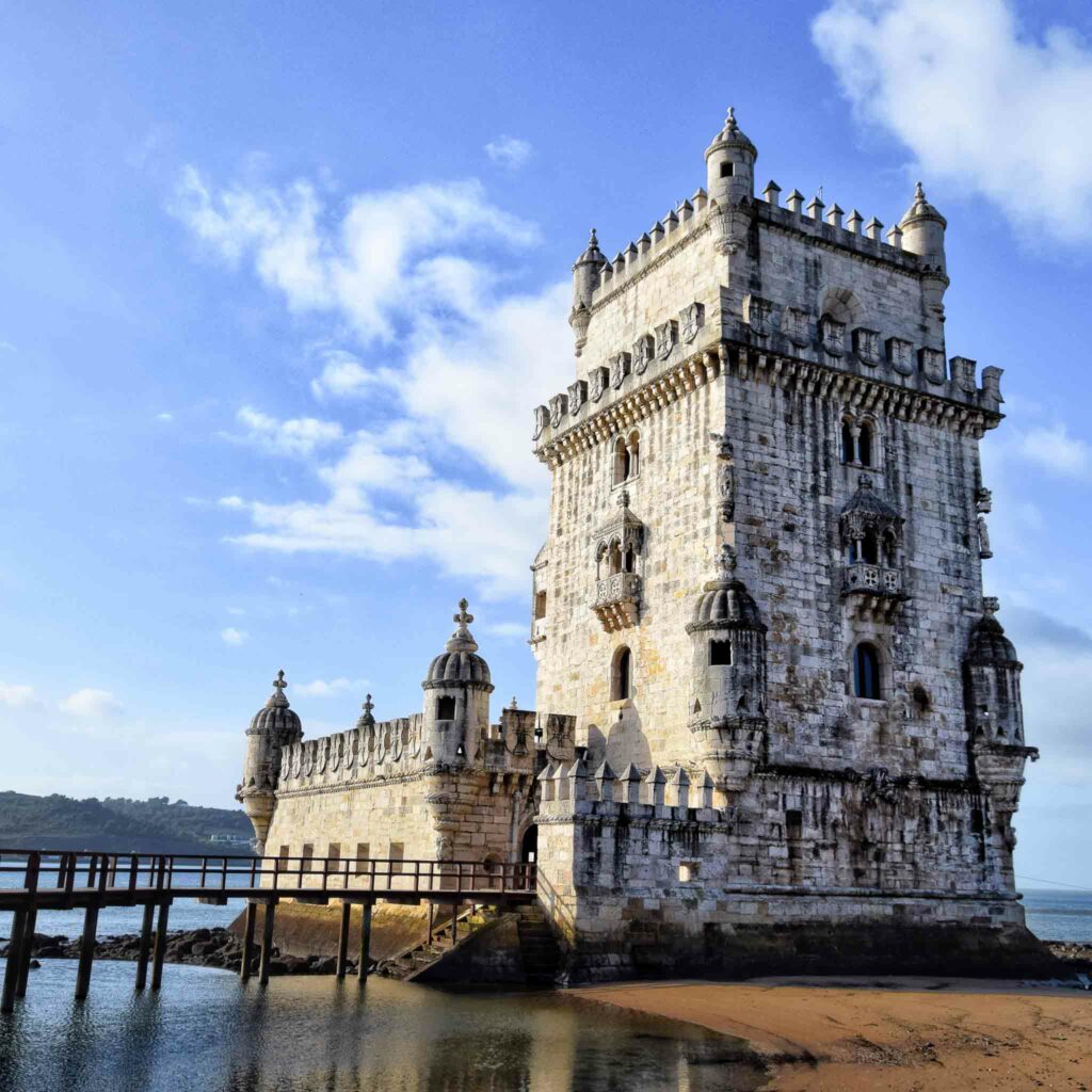 ALT: Fassade des Bellem Tower in Sunrise, Emblematisches Denkmal von Lissabon, um in Van zu entdecken.