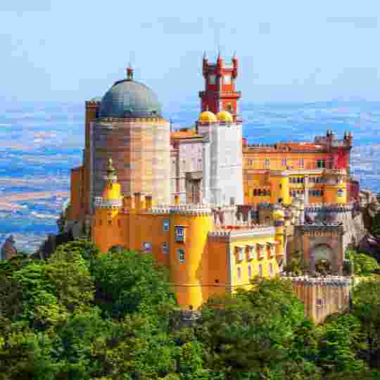 ALT: Pana von Pena in Sintra, umgeben von Vegetation, um in einem ausgestatteten Van einen Ausflug von Lissabon zu besuchen.