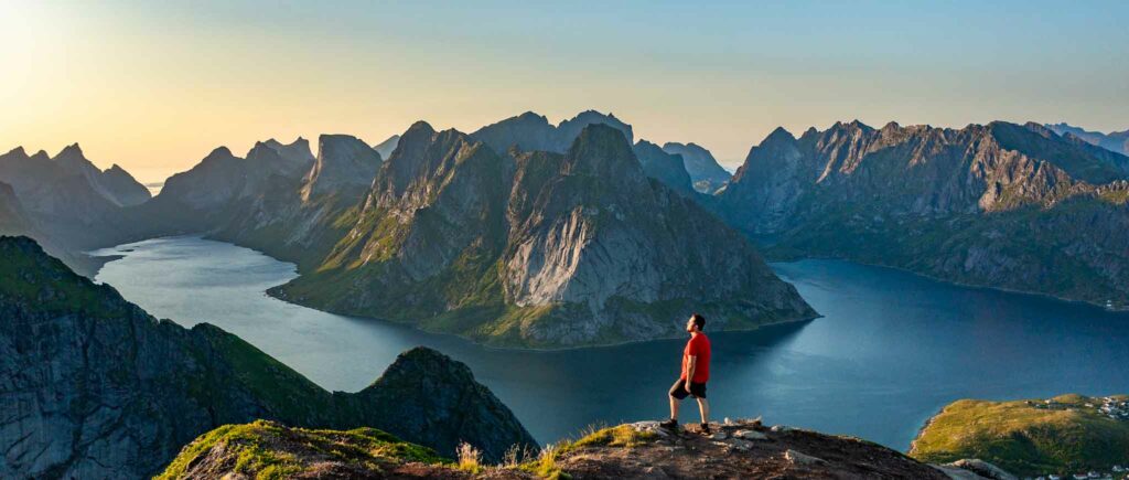 alt="Visiter les Lofoten en camping-car - randonnée vers Reinebringen"