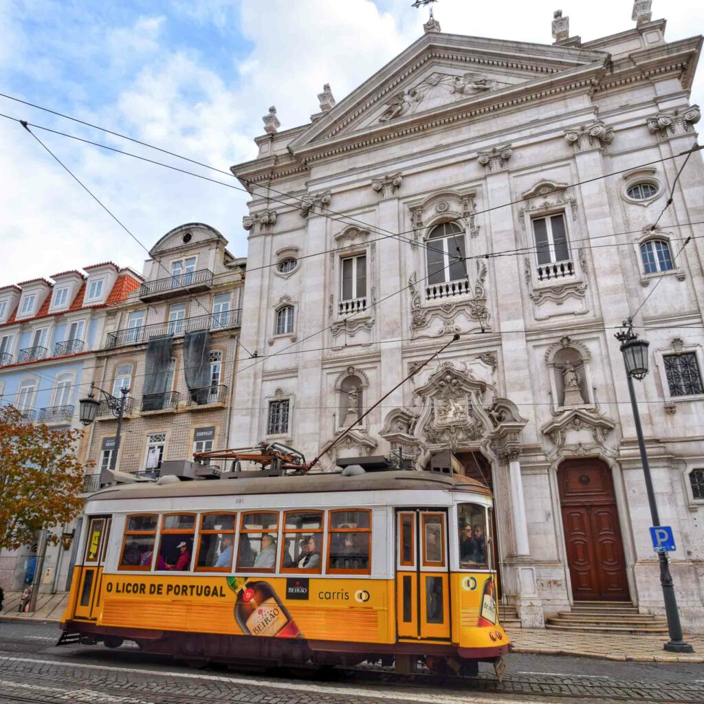 ALT: Typische Gasse des Distrikts Alfama in Lissabon, perfekt zu erkunden während eines Aufenthalts von Van.