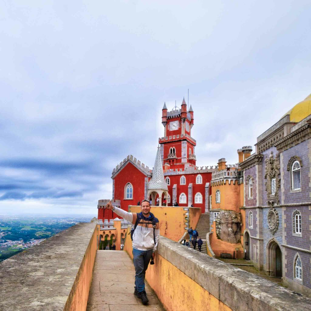 ALT: Pana von Pena in Sintra, umgeben von Vegetation, um in einem ausgestatteten Van einen Ausflug von Lissabon zu besuchen.