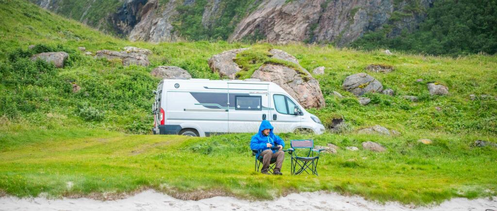 alt="Visiter les Lofoten en camping-car - bivouac en van aménagé aux Lofoten"