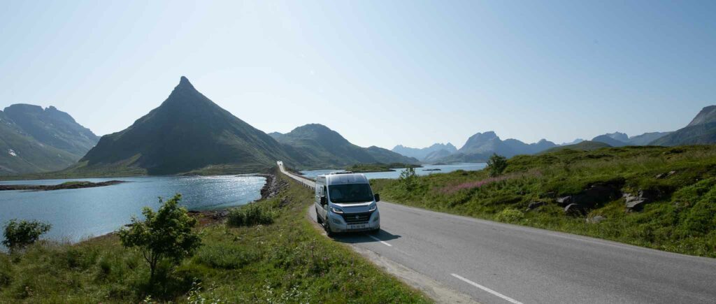 alt="Visiter les Lofoten en camping-car - route panoramique en Norvège"