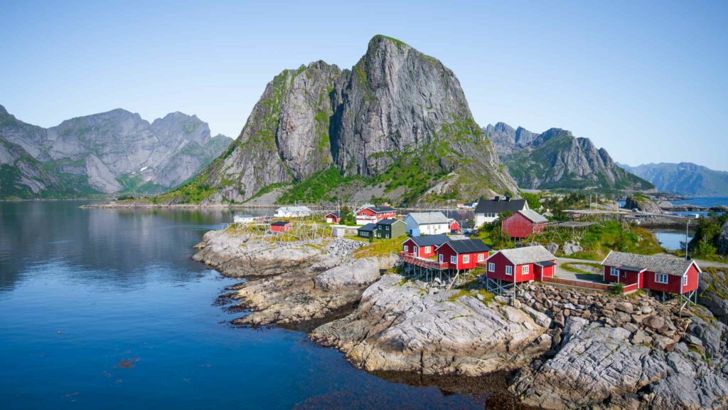 alt="Visiter les Lofoten en camping-car - village de pêcheurs aux Lofoten"
