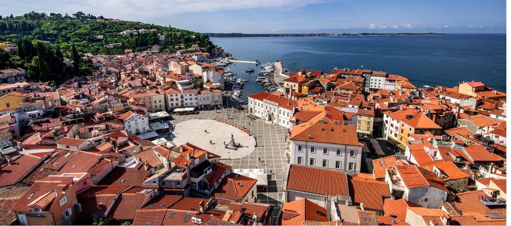 Panoramablick auf Piran, eine slowenische Küstenstadt an der Adria