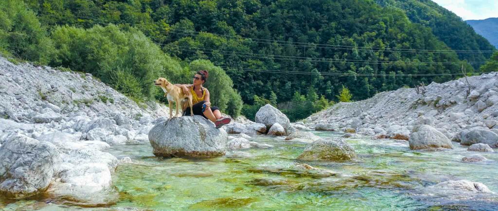 Soca, umgeben von Bergen, ein ruhiger und wilder Ort, ideal für einen Roadtrip durch die Natur