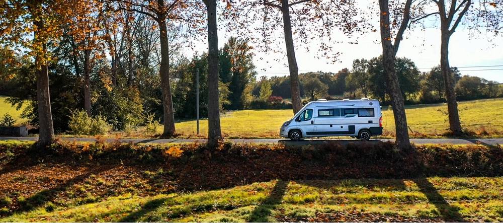 alt="Route tranquille en automne idéale pour partir en camping-car en septembre"