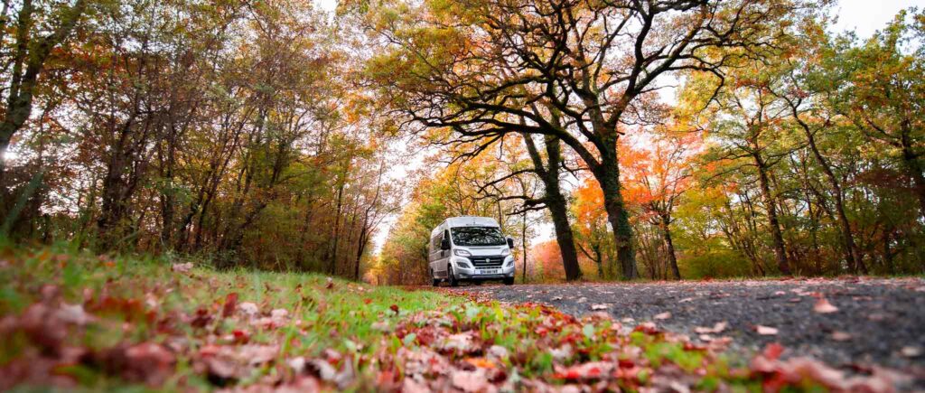 alt="Route tranquille en automne idéale pour partir en camping-car en septembre"